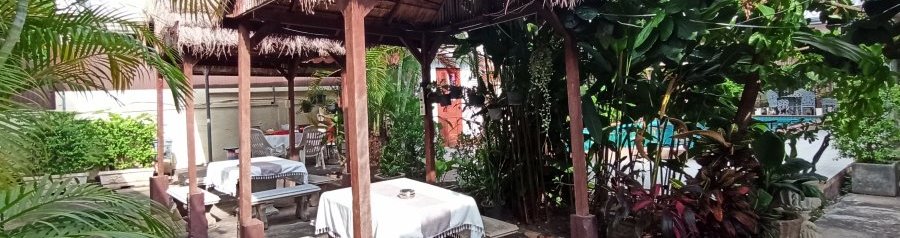 Outside, tables around the swimmingpool